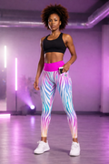 KAPOW® Performance Leggings – Rainbow Zebra – Vorderansicht am Model