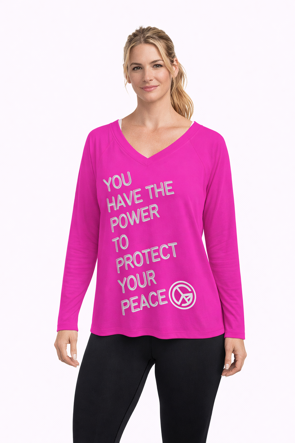 Frau traegt Pinkes longsleeve mit Botschaft auf der brust, you have the power to protect your peace