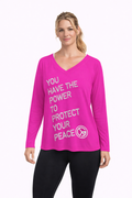 Frau traegt Pinkes longsleeve mit Botschaft auf der brust, you have the power to protect your peace