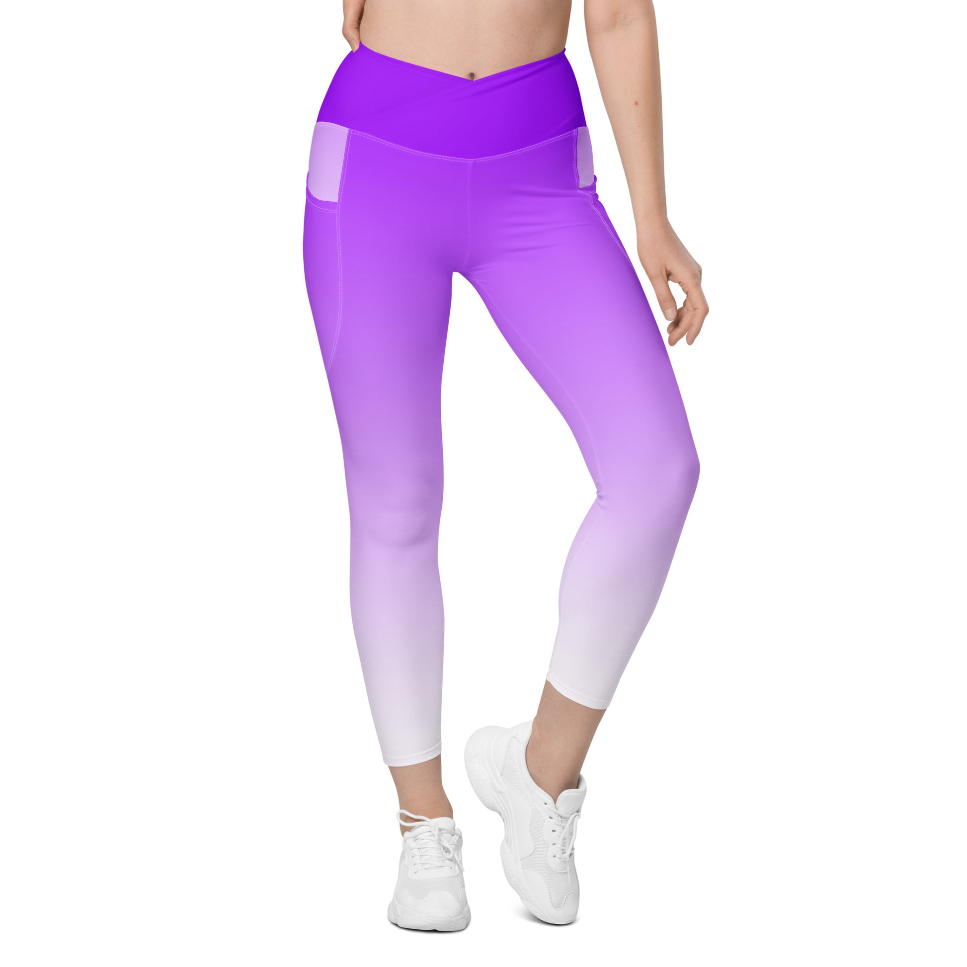 Frau trägt lila Kapow® LOVE High Waist Leggings mit Farbverlauf und LOVE-Aufdruck auf der Wade, beim Training im Freien – sportlich, stylisch und nachhaltig