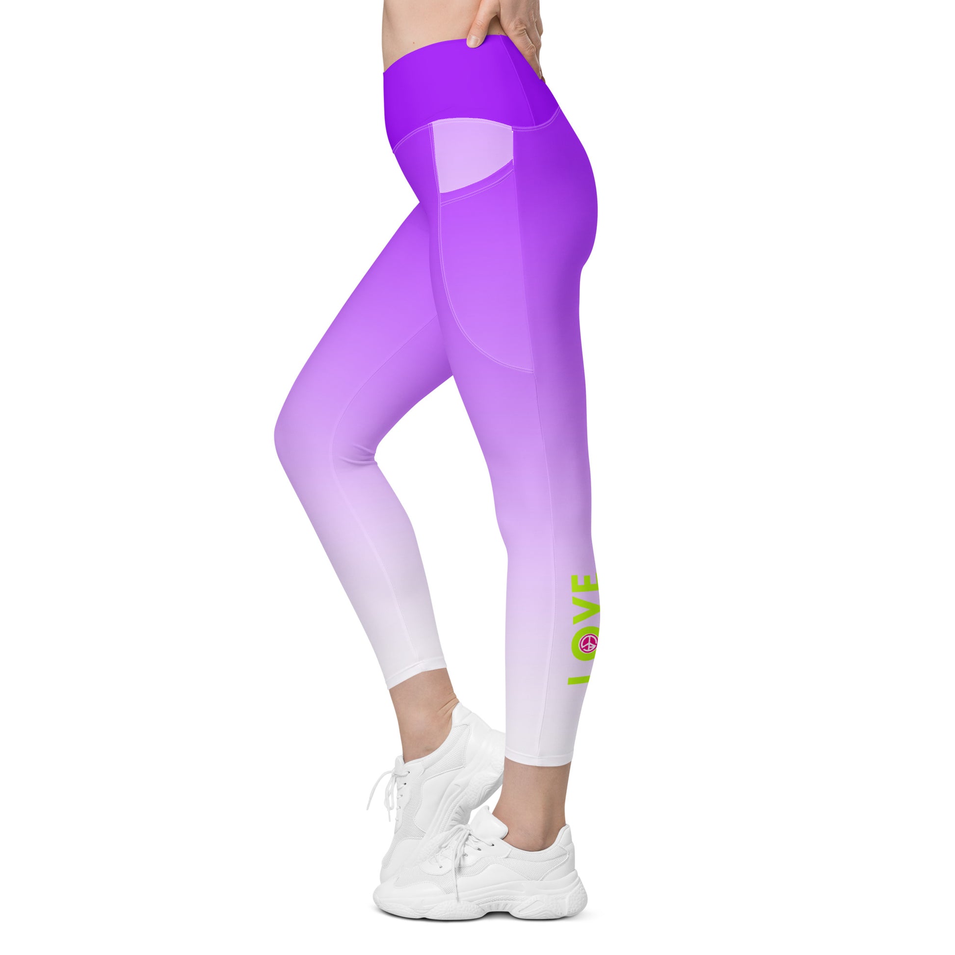 Frau trägt lila Kapow® LOVE High Waist Leggings mit Farbverlauf und LOVE-Aufdruck auf der Wade, beim Training im Freien – sportlich, stylisch und nachhaltig