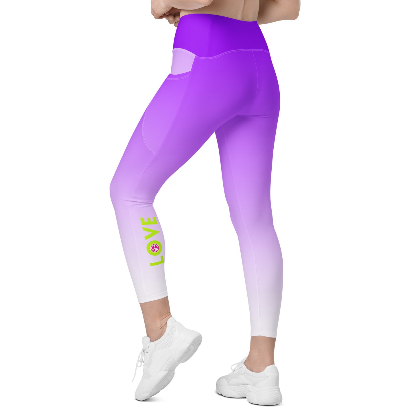 Frau trägt lila Kapow® LOVE High Waist Leggings mit Farbverlauf und LOVE-Aufdruck auf der Wade, beim Training im Freien – sportlich, stylisch und nachhaltig
