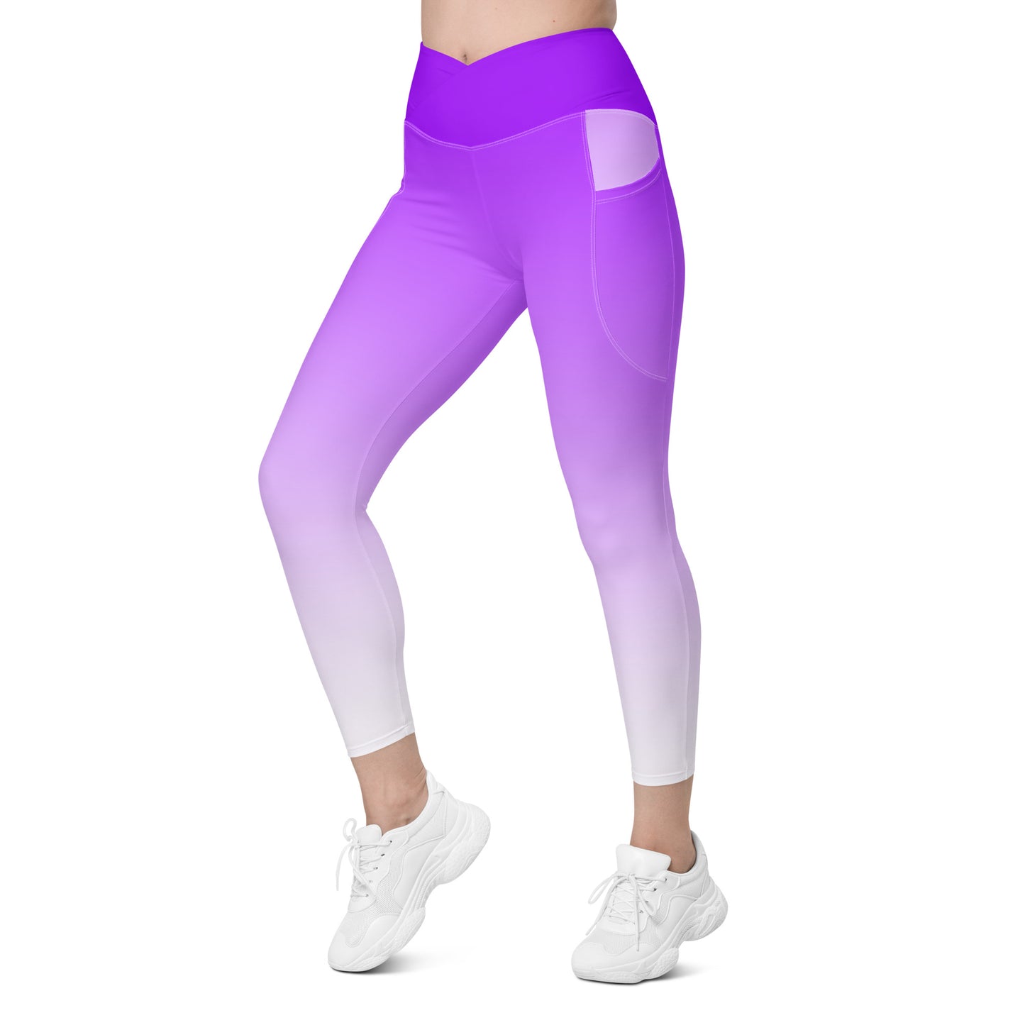 Frau trägt lila Kapow® LOVE High Waist Leggings mit Farbverlauf und LOVE-Aufdruck auf der Wade, beim Training im Freien – sportlich, stylisch und nachhaltig