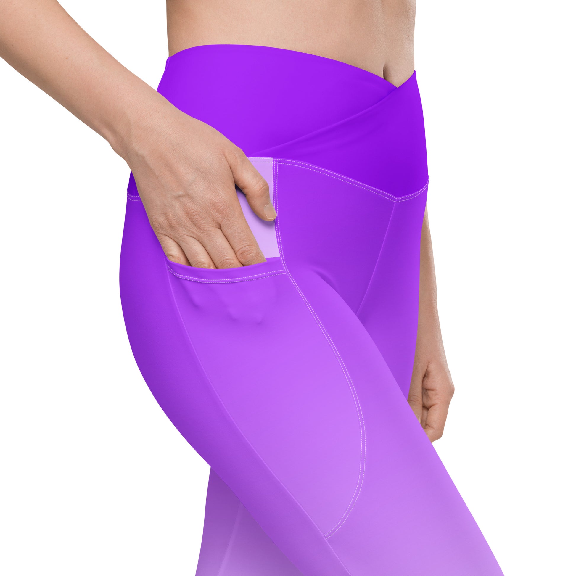 Frau trägt lila Kapow® LOVE High Waist Leggings mit Farbverlauf und LOVE-Aufdruck auf der Wade, beim Training im Freien – sportlich, stylisch und nachhaltig