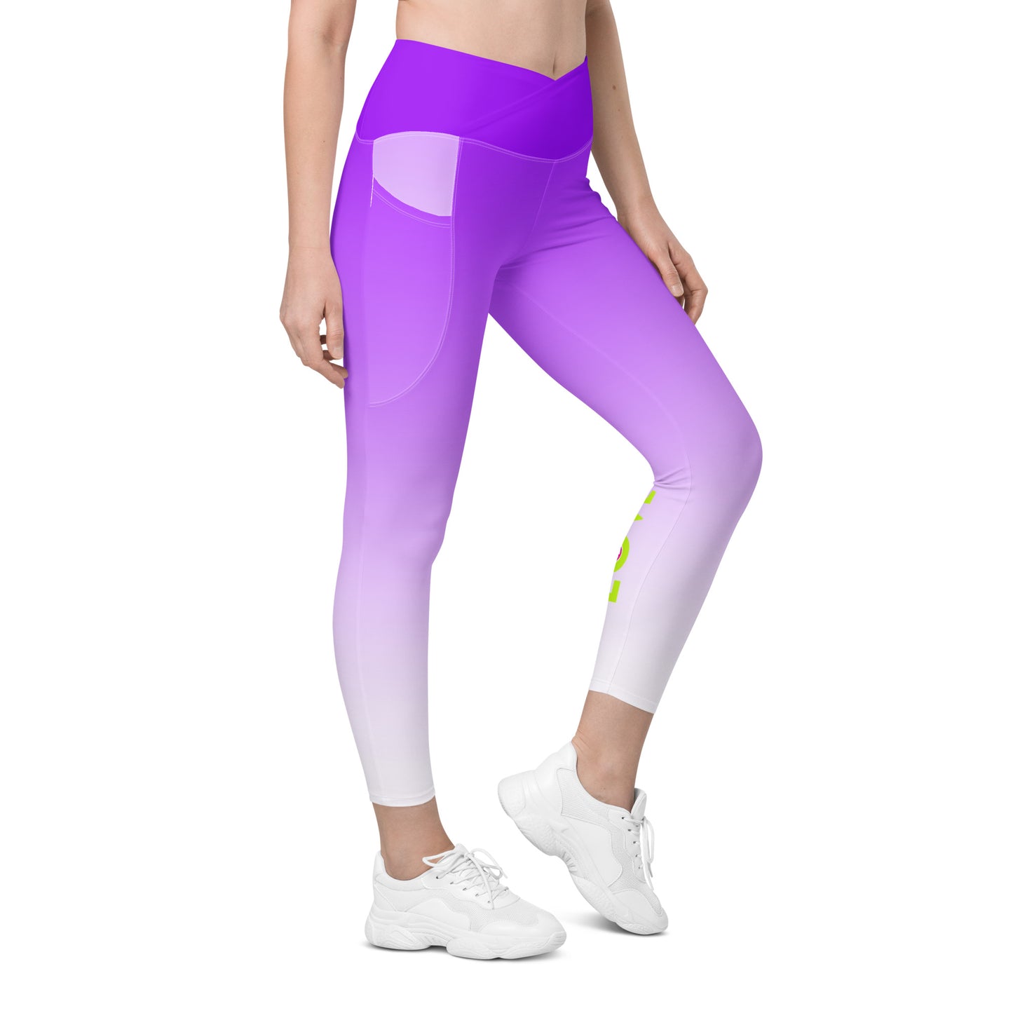 Frau trägt lila Kapow® LOVE High Waist Leggings mit Farbverlauf und LOVE-Aufdruck auf der Wade, beim Training im Freien – sportlich, stylisch und nachhaltig